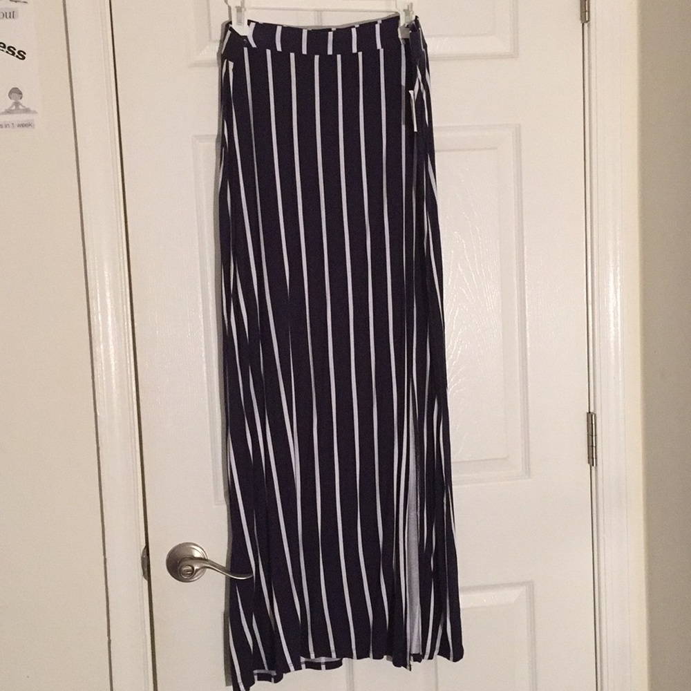 Front slit long skirt